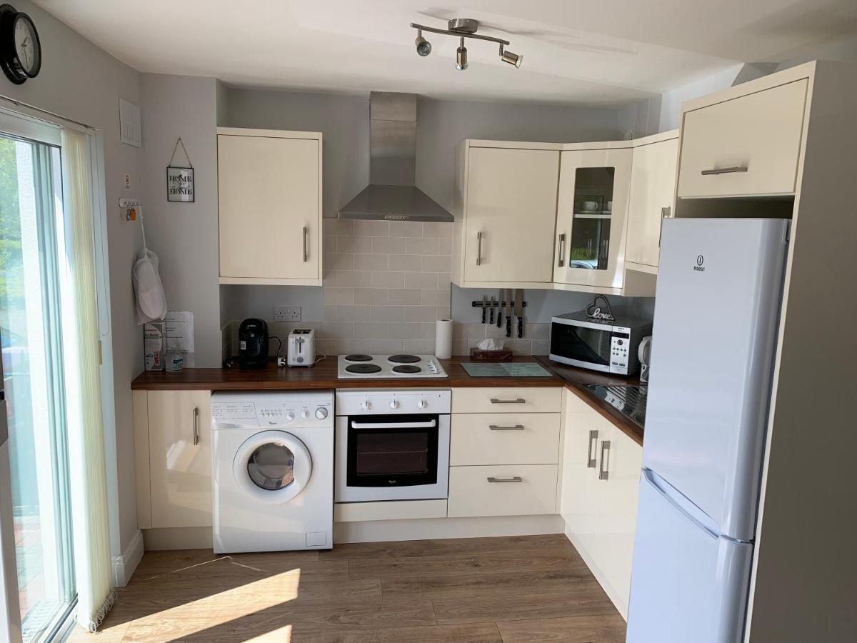 Two Bedroom Town House Beside The River Barrow คาร์โลว์ ภายนอก รูปภาพ