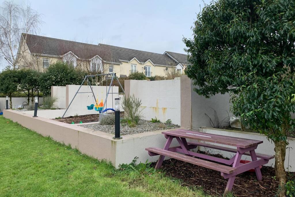 Two Bedroom Town House Beside The River Barrow คาร์โลว์ ภายนอก รูปภาพ