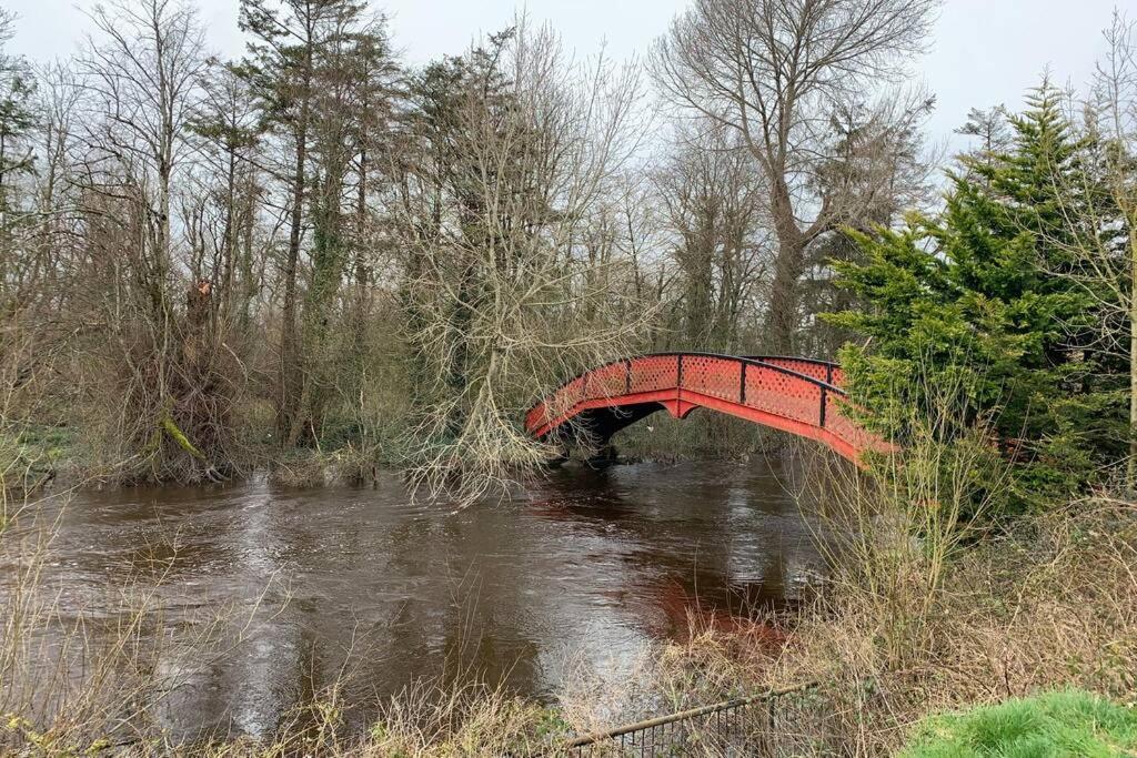 Two Bedroom Town House Beside The River Barrow คาร์โลว์ ภายนอก รูปภาพ